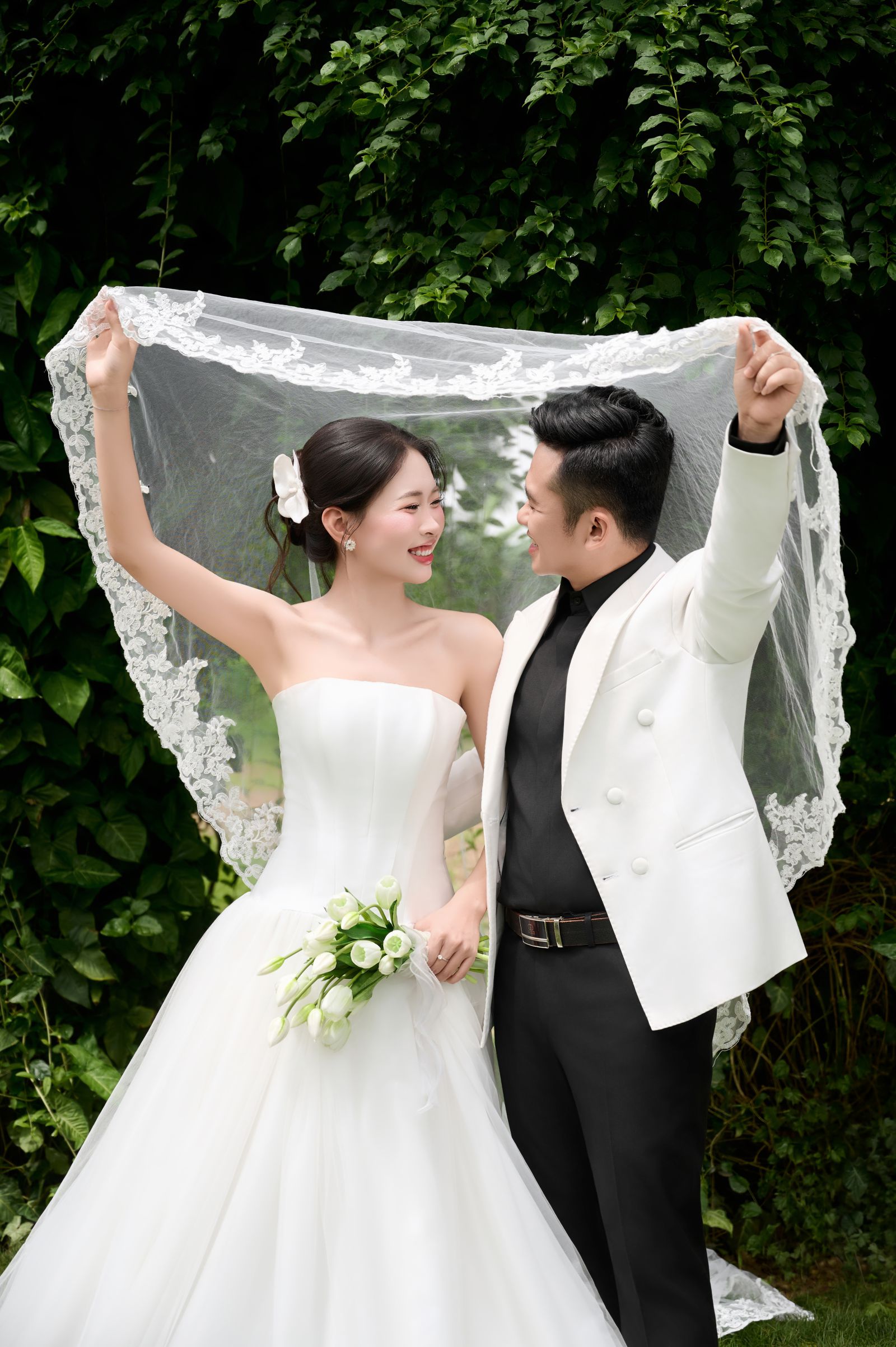 Khoảnh khắc cô dâu chú rể bên khăn voan