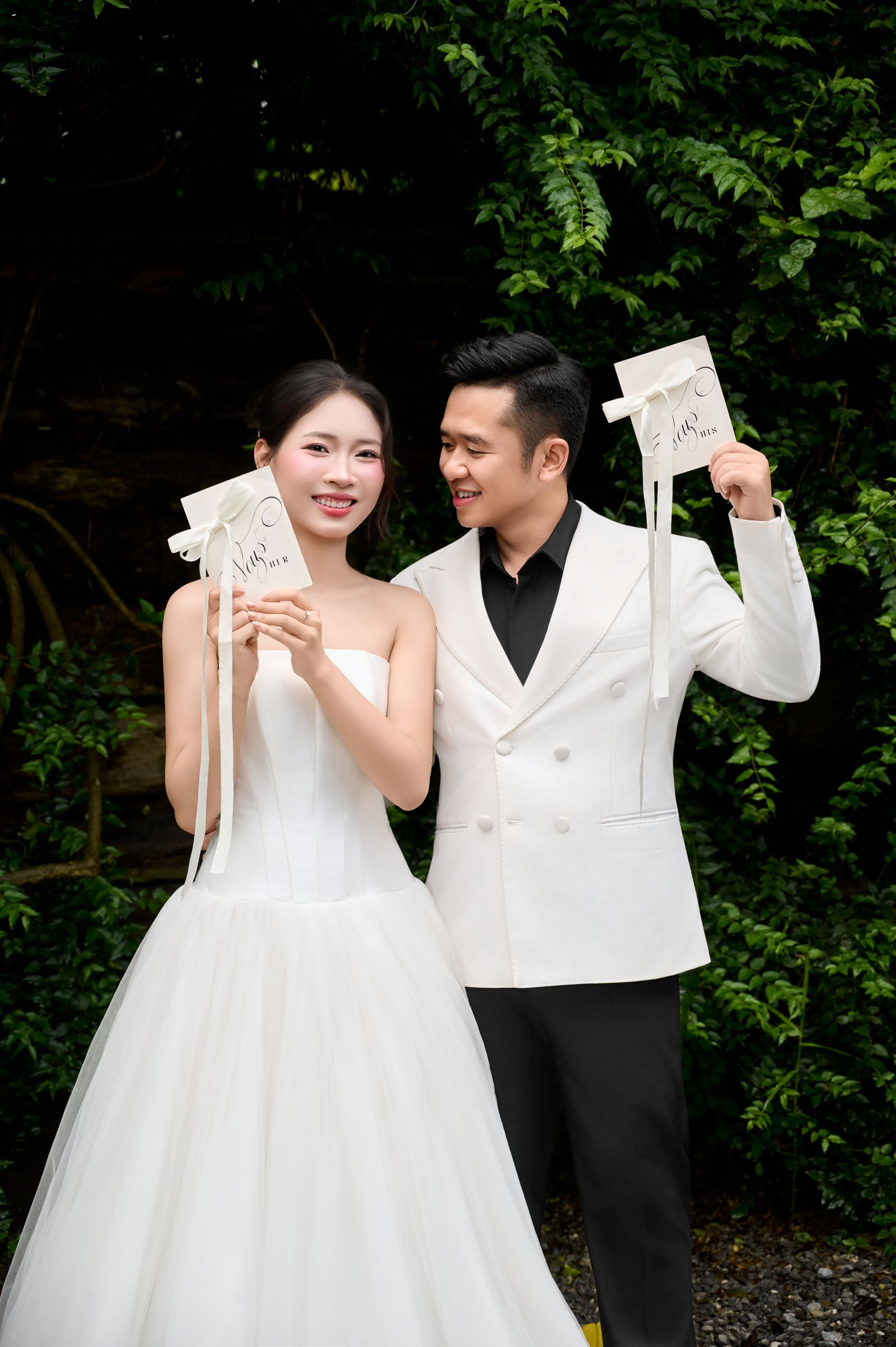 Đỗ Thanh và Linh Trang cùng xem thiệp cưới