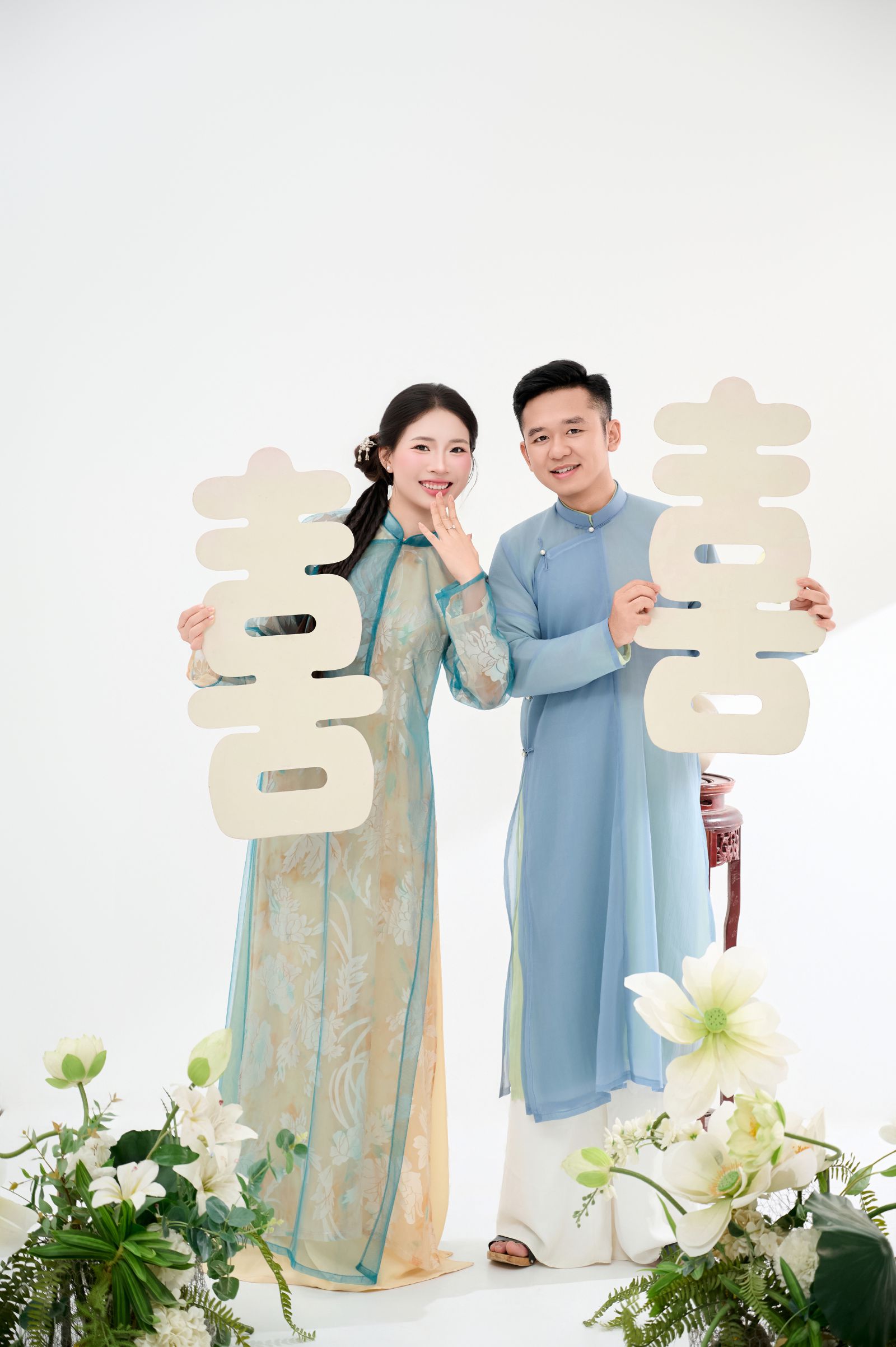Cô dâu chú rể trong concept áo dài và hoa sen
